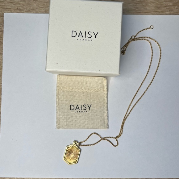 Daisy London Goddess Burst necklace - Picture 2 of 2